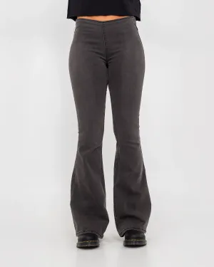 Free People Flare Penny Jeans in Schwarz