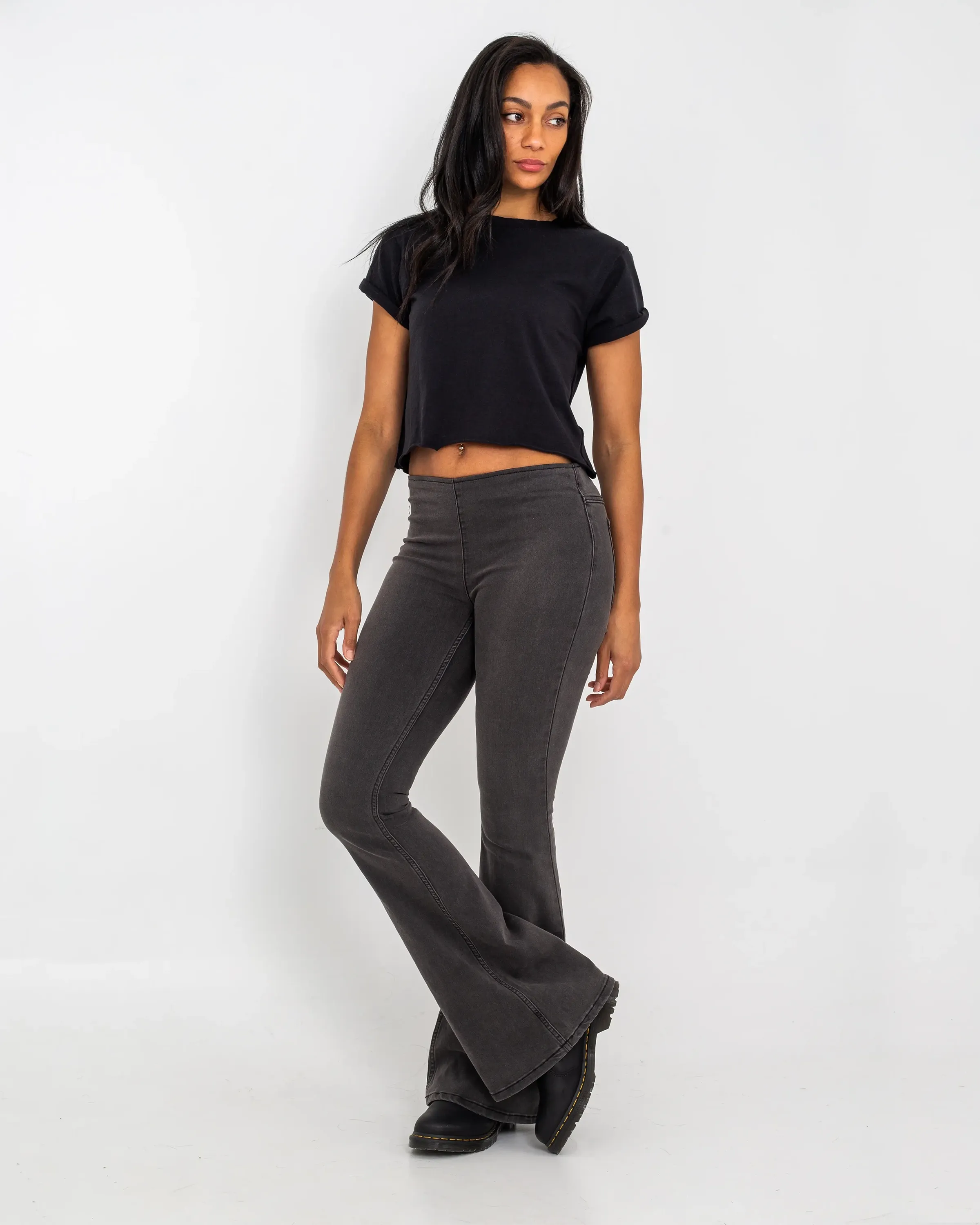 Free People Flare Penny Jeans in Schwarz