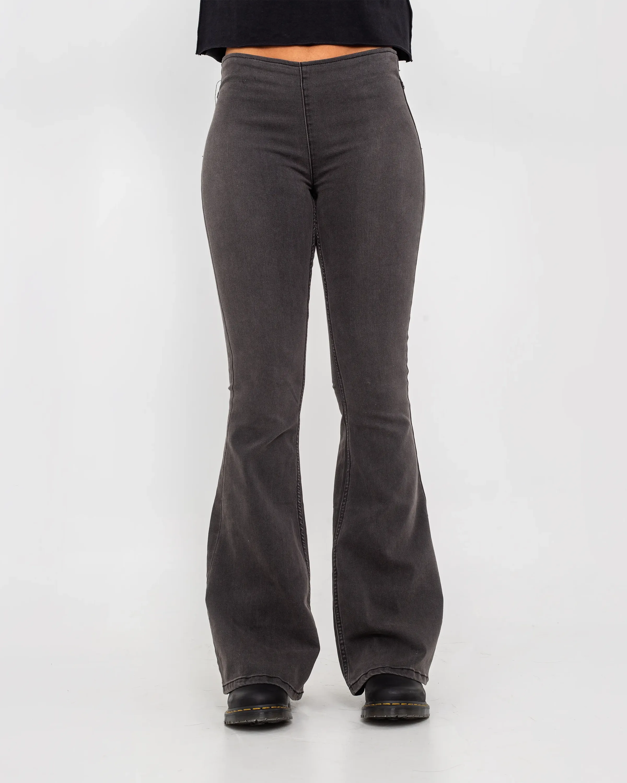 Free People Flare Penny Jeans in Schwarz