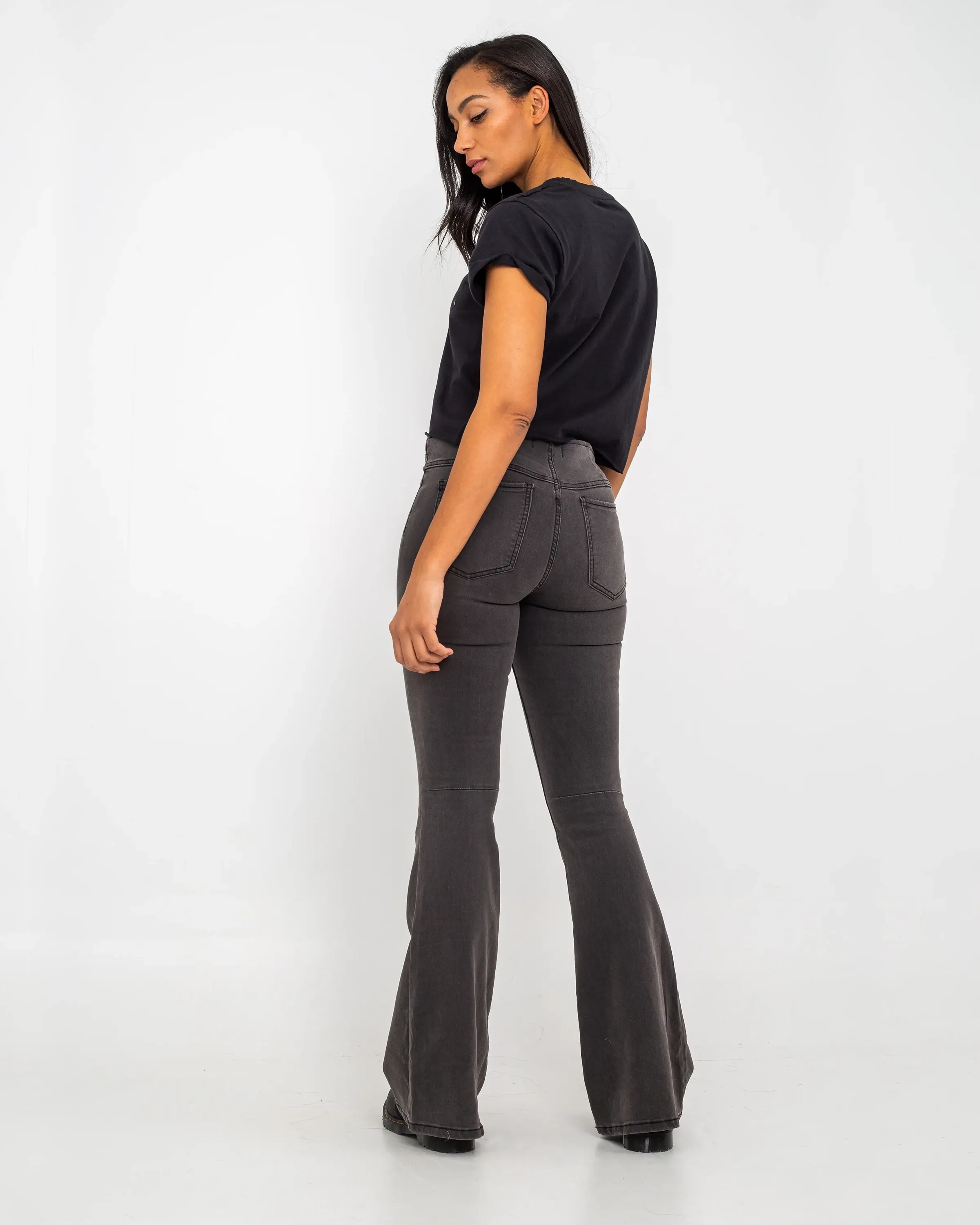 Free People Flare Penny Jeans in Schwarz