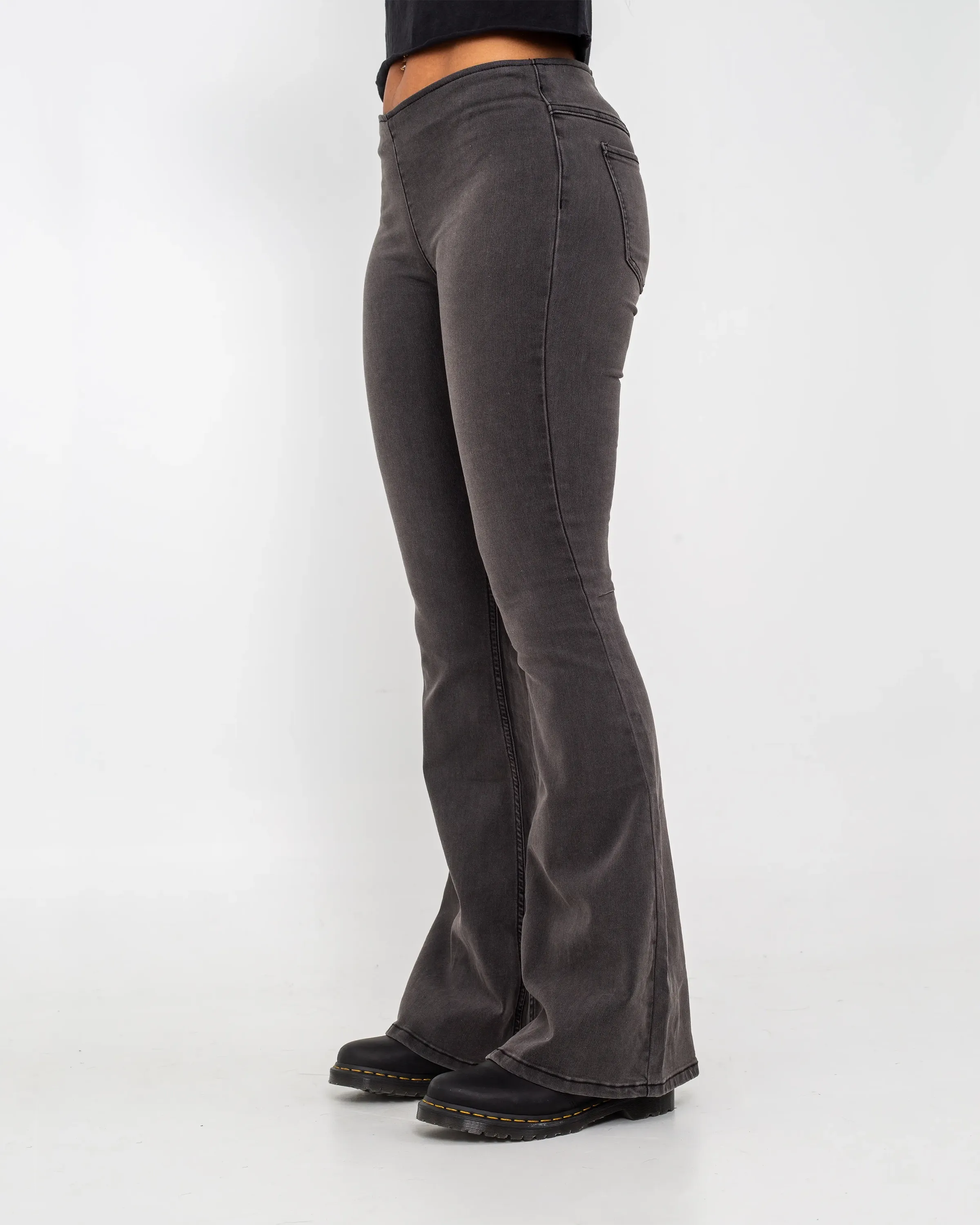 Free People Flare Penny Jeans in Schwarz