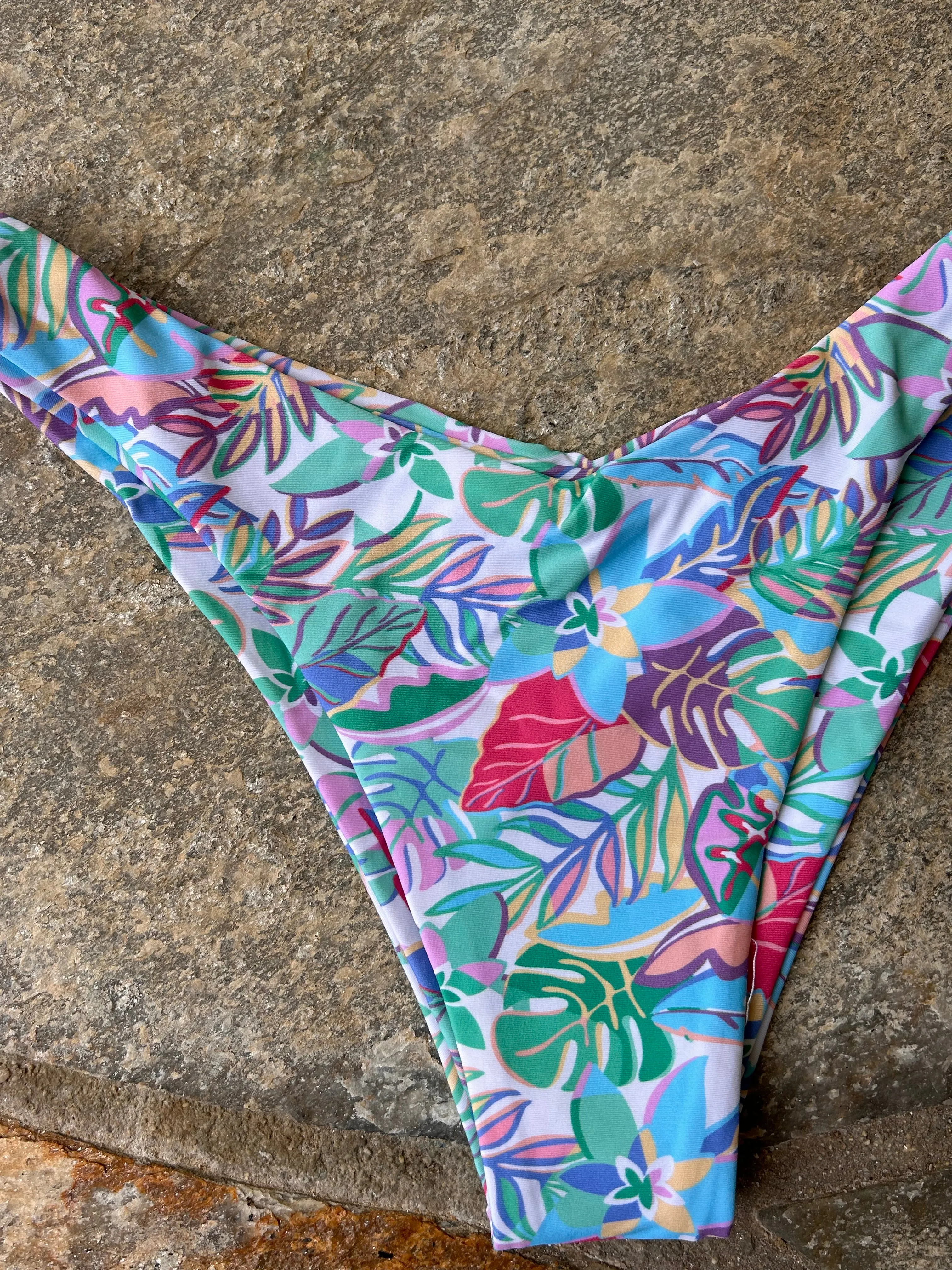 Hawaiian Leaves Cheeky V Bikini-Höschen