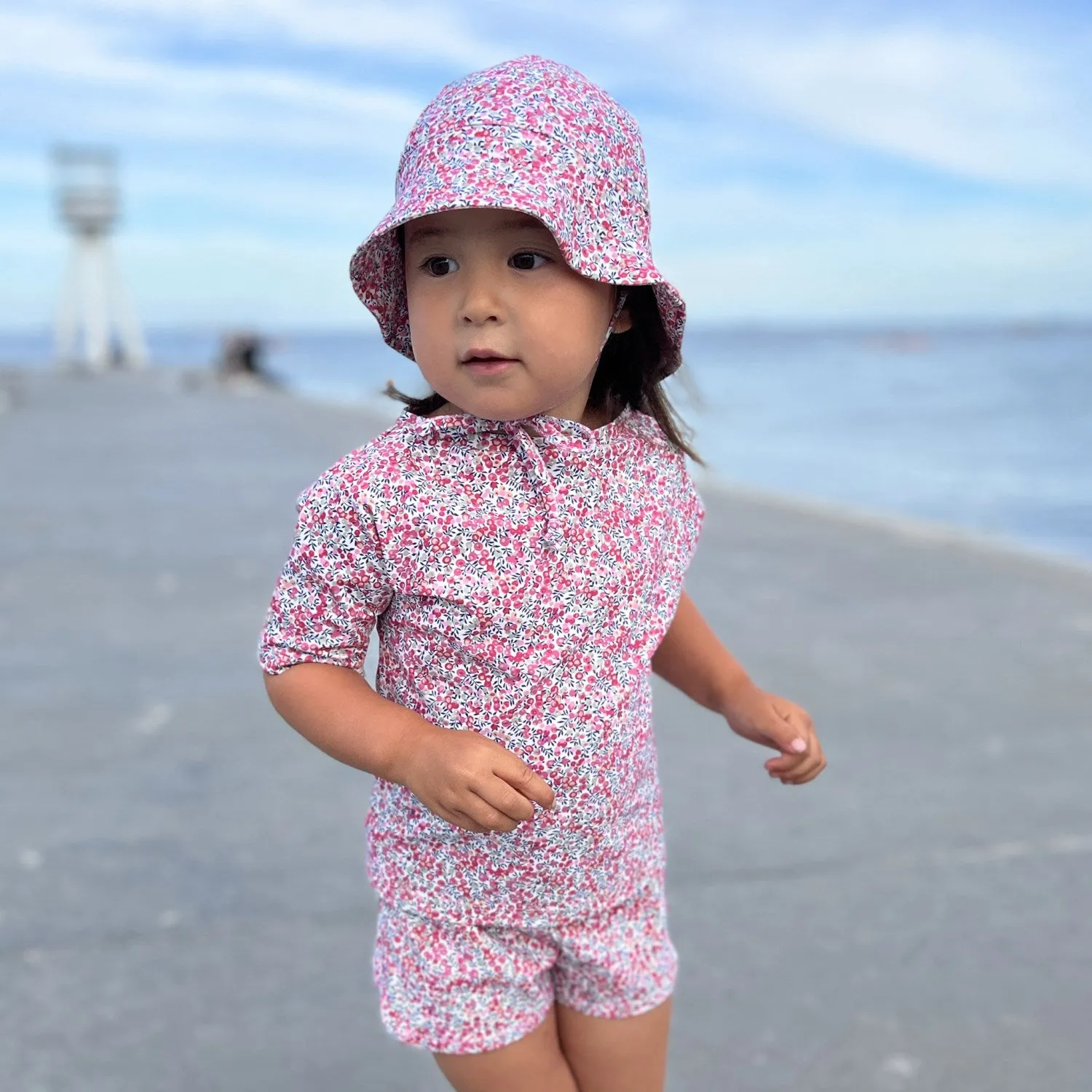 Petit Crabe Wiltshire Bud Luna Bootausschnitt UV-Shirt K/A - Hergestellt aus Liberty© Stoff Petit-Crabe