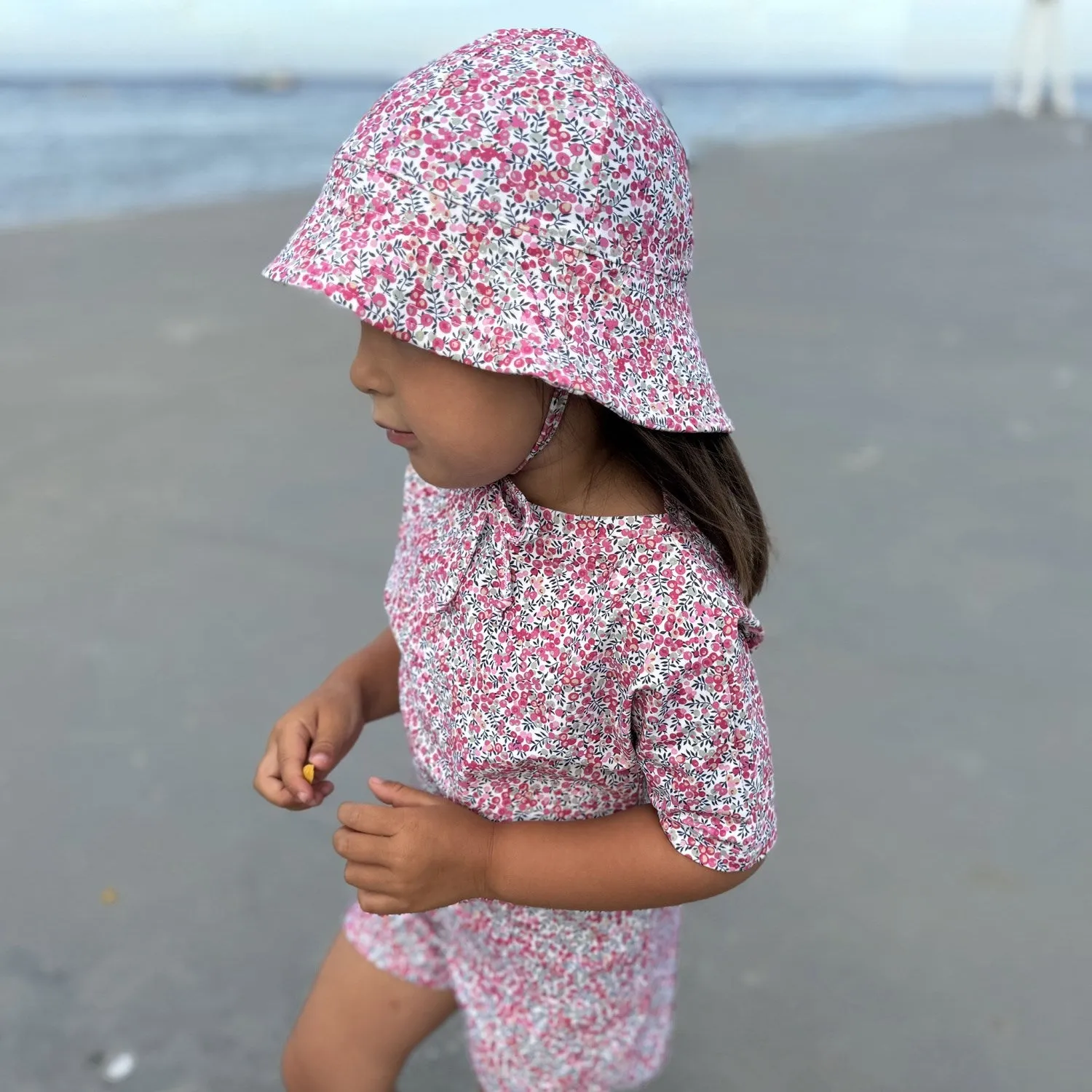 Petit Crabe Wiltshire Bud Luna Bootausschnitt UV-Shirt K/A - Hergestellt aus Liberty© Stoff Petit-Crabe