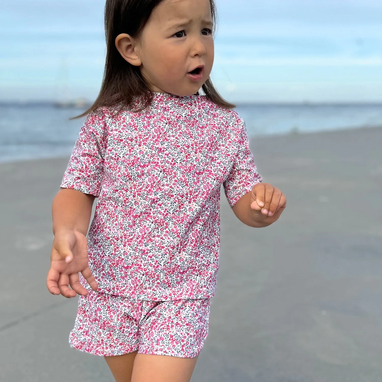 Petit Crabe Wiltshire Bud Luna Bootausschnitt UV-Shirt K/A - Hergestellt aus Liberty© Stoff Petit-Crabe