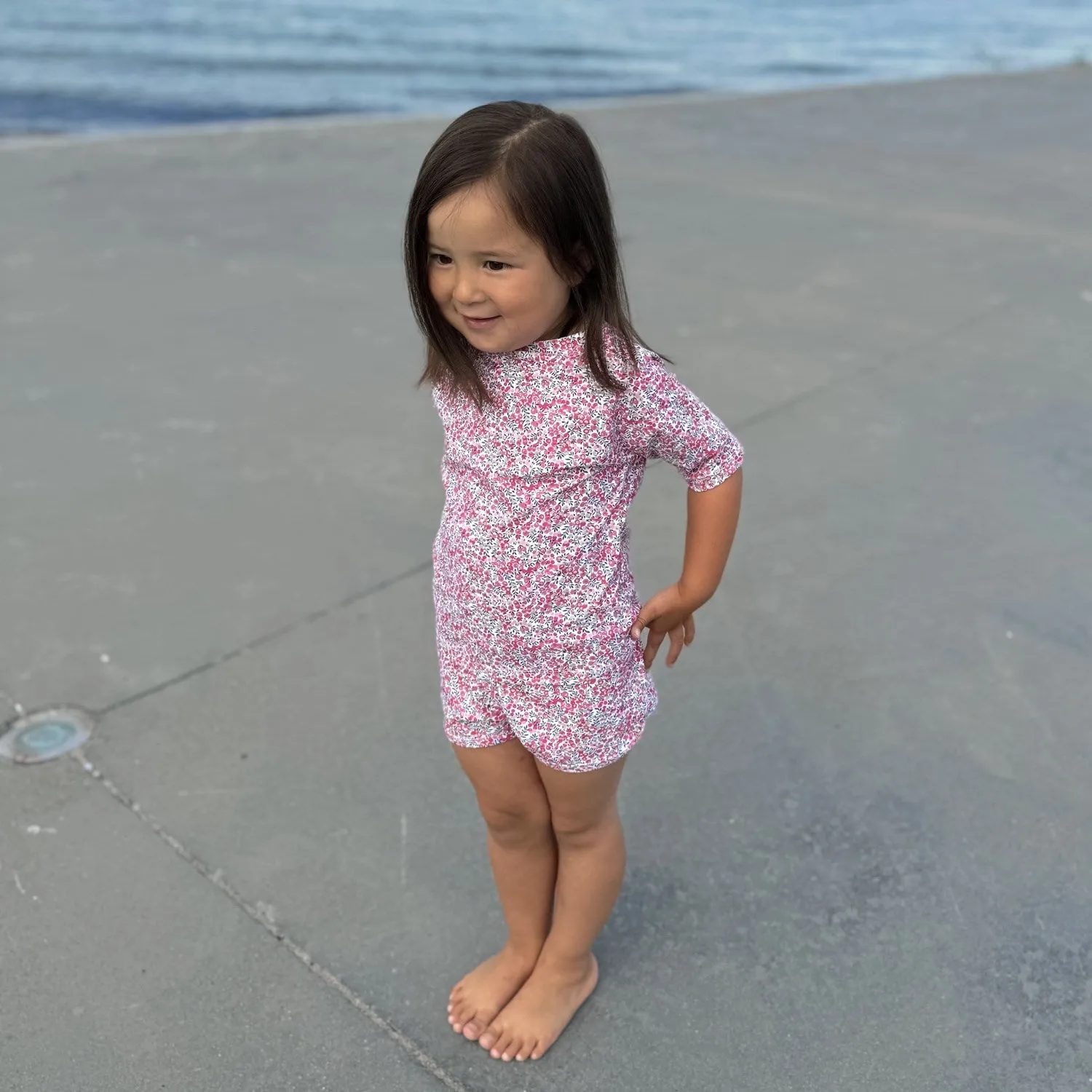 Petit Crabe Wiltshire Bud Luna Bootausschnitt UV-Shirt K/A - Hergestellt aus Liberty© Stoff Petit-Crabe