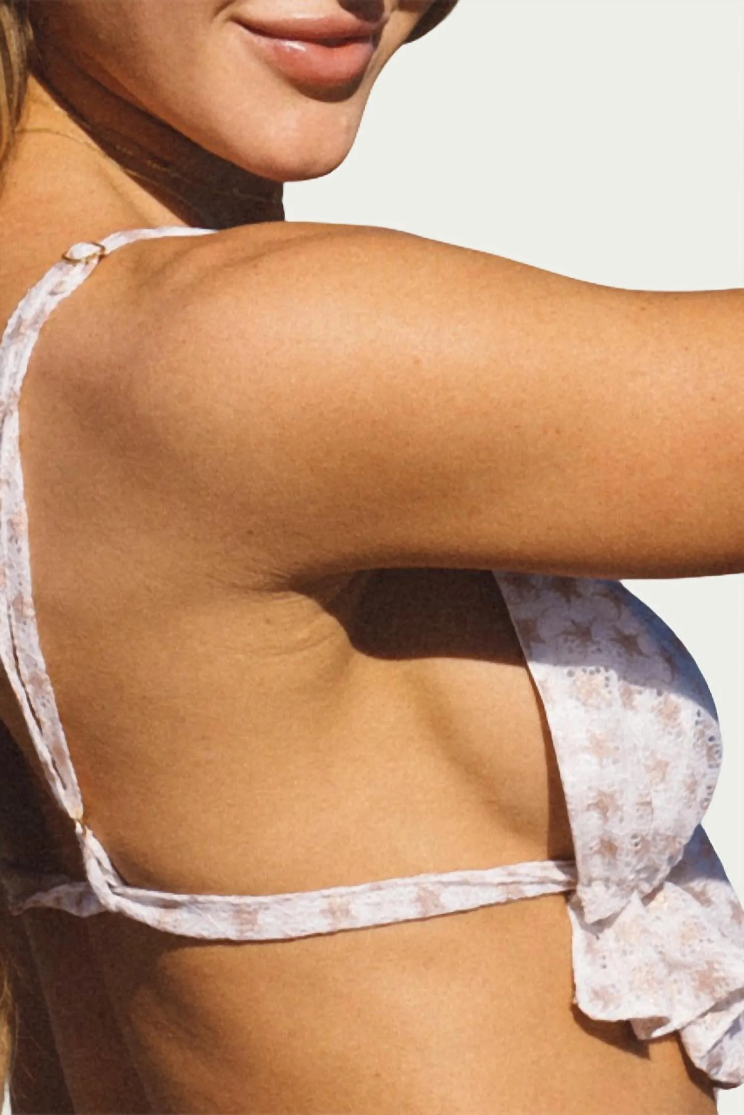 Sarah Rüschen-Print Spitzentop Bikini-Oberteil in Weiß/Gold