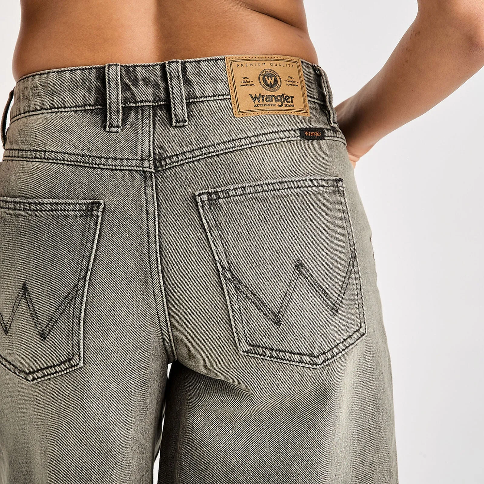 Wrangler Kleidung Mid Farrah Short | Silber/Dollar