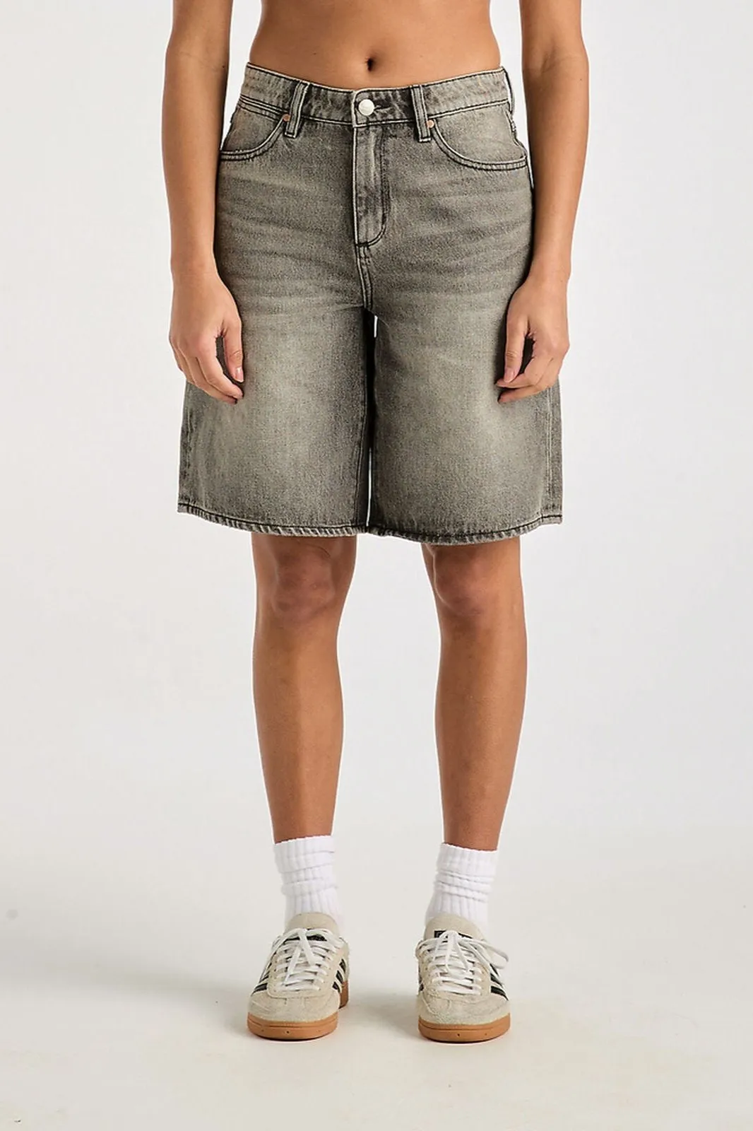 Wrangler Kleidung Mid Farrah Short | Silber/Dollar