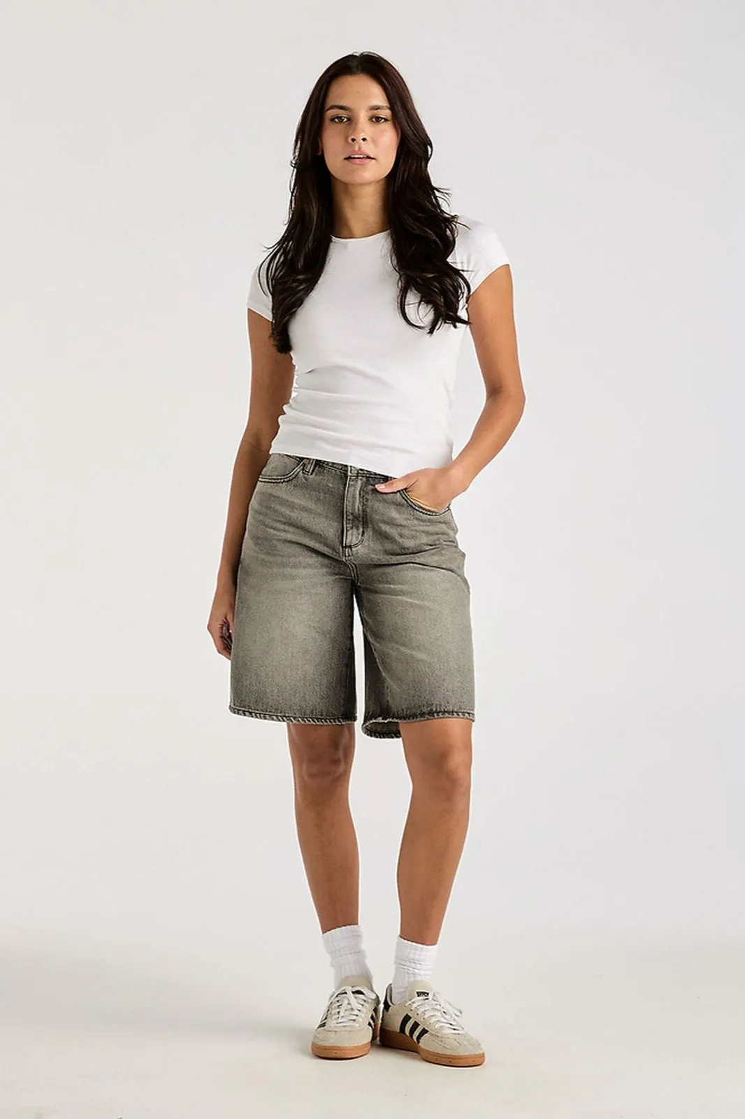 Wrangler Kleidung Mid Farrah Short | Silber/Dollar